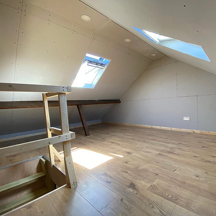 Storage room with velux windows and balustrade around a hatch